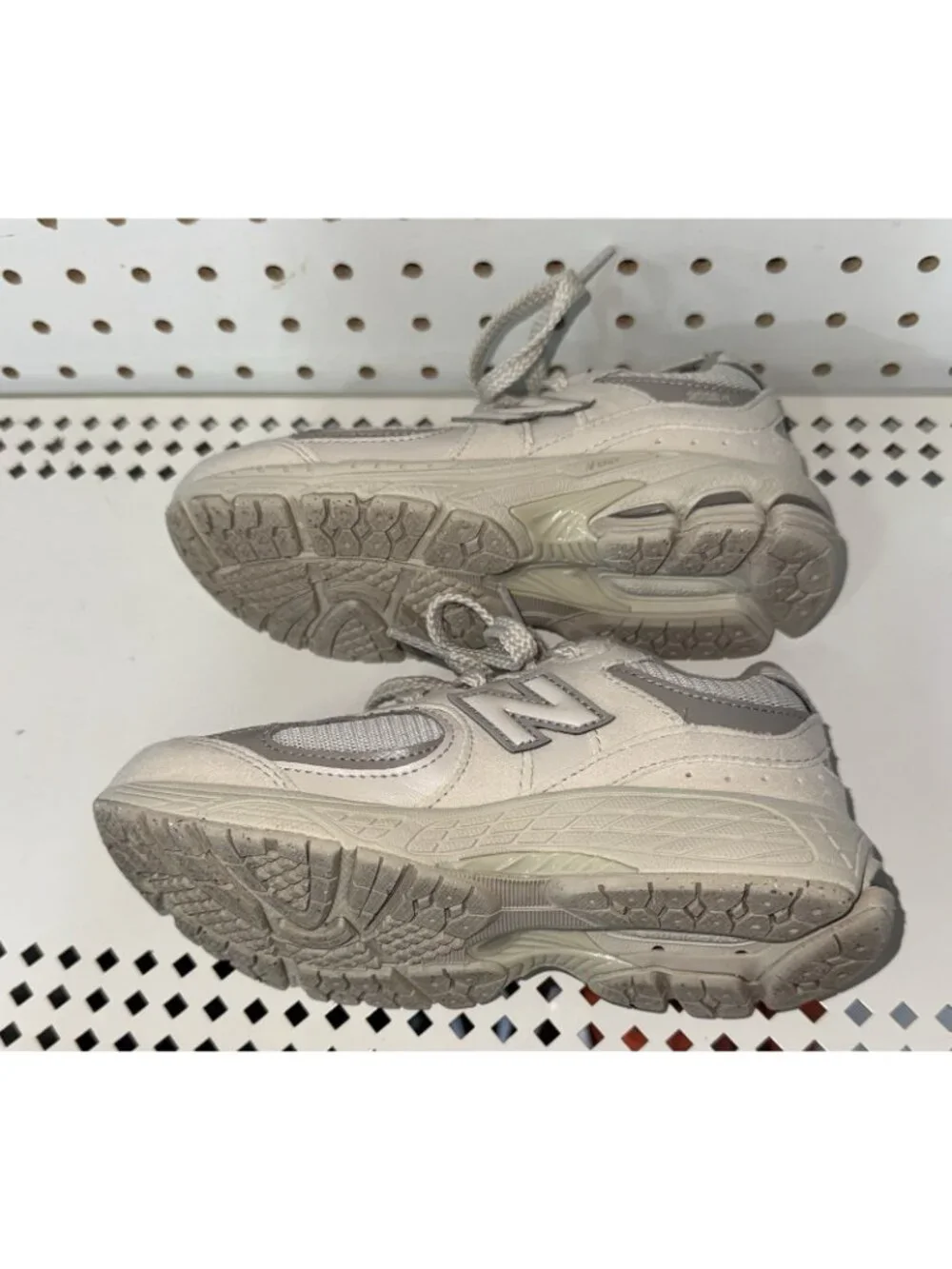 New Balance 2002R Boys Youth Suede Athletic Shoes Sneakers Size 13 Cream